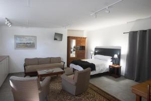 Телевизор и/или развлекательный центр в Cottage in Nelspruit +5 фотографий