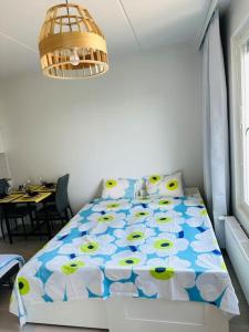 Aurora Home Espoo Niittykumpu - New 1bedroom -apartment with balcony, close to metro, Aalto University, Metro Areena and Helsinki客房内的一张或多张床位