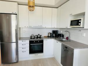 Aurora Home Espoo Niittykumpu - New 1bedroom -apartment with balcony, close to metro, Aalto University, Metro Areena and Helsinki的厨房或小厨房