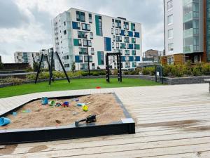 Aurora Home Espoo Niittykumpu - New 1bedroom -apartment with balcony, close to metro, Aalto University, Metro Areena and Helsinki的儿童游玩区