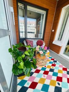 Aurora Home Espoo Niittykumpu - New 1bedroom -apartment with balcony, close to metro, Aalto University, Metro Areena and Helsinki的阳台或露台
