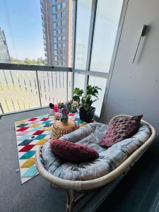 Aurora Home Espoo Niittykumpu - New 1bedroom -apartment with balcony, close to metro, Aalto University, Metro Areena and Helsinki的休息区