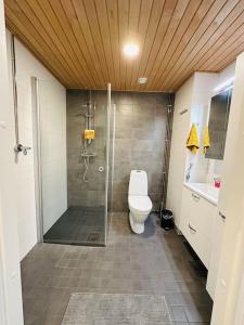 埃斯波Aurora Home Espoo Niittykumpu - New 1bedroom -apartment with balcony, close to metro, Aalto University, Metro Areena and Helsinki的带淋浴、马桶和水槽的浴室