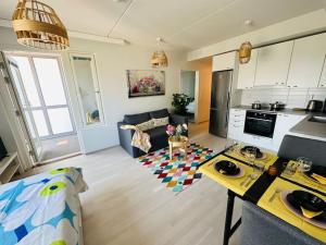 埃斯波Aurora Home Espoo Niittykumpu - New 1bedroom -apartment with balcony, close to metro, Aalto University, Metro Areena and Helsinki的带沙发的客厅和厨房 更多14张照片