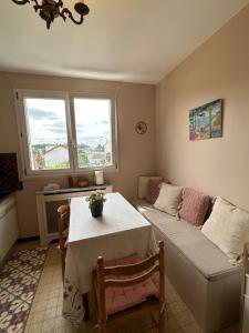 un salon avec un canapé et une table dans l'établissement Maison Grand Paris avec jardin et parking privé proche RER B et M14, à Arcueil