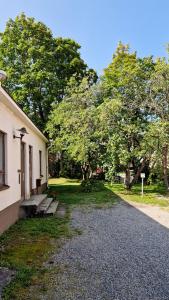 une maison avec un chemin menant à une cour avec des arbres dans l'établissement Tunnelmallinen yksiö kaupungin läheisyydessä, à Lahti