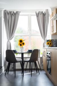 Kuchyň nebo kuchyňský kout v ubytování Open Mind Property - Cosy Apartment with 2 Beds