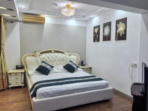 Ein Bett oder Betten in einem Zimmer der Unterkunft 西塘明清雕花大院尊闻堂百寿厅庭院民宿