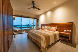une chambre avec un lit et une grande fenêtre dans l'établissement 3034 - Amanecer K2, à Santa Cruz Huatulco 29 autres photos