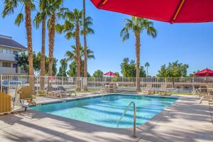 The swimming pool at or close to Motel 6-Phoenix, AZ - West