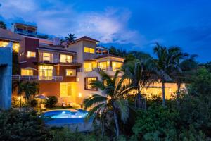 una villa con piscina por la noche en 1067 - Villa Diamante, en Santa Cruz Huatulco