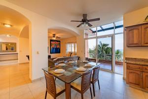 Un comedor y una sala de estar con mesa y sillas. en 1067 - Villa Diamante, en Santa Cruz Huatulco