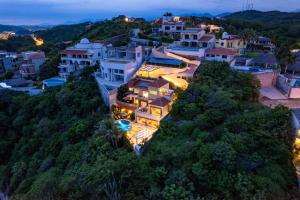 Vista aérea de una casa en una colina en 1067 - Villa Diamante, en Santa Cruz Huatulco