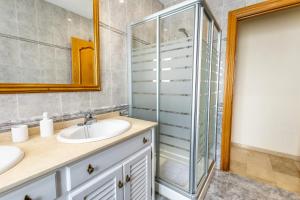 阿尔豪林格朗德Stunning Golf Villa with Pool and Stunning Views的带水槽和淋浴的浴室 更多19张照片