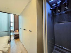 una camera con un letto e un armadio con una porta di Samsung Coex House a Seul Altre 37 foto