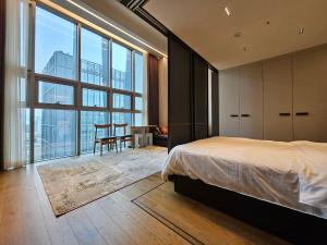 una camera da letto con un letto e un tavolo con una sedia di Samsung Coex House a Seul