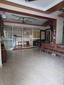 Foto dalla galleria di Haritha Apartments, Helpful Staff, Near Bus & Railway Station, Geyser, TV, Best priced Family-Only Apartments in Tirupati, Big Families, Groups Welcome a Tirupati