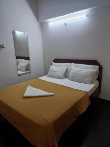 Foto dalla galleria di Haritha Apartments, Helpful Staff, Near Bus & Railway Station, Geyser, TV, Best priced Family-Only Apartments in Tirupati, Big Families, Groups Welcome a Tirupati