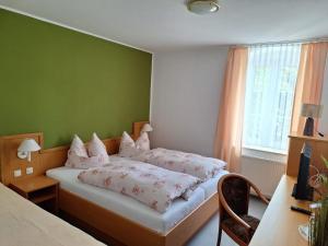 Postel nebo postele na pokoji v ubytování Hotel Heilbrunnen