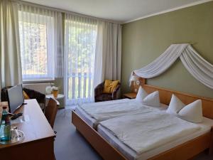 Postel nebo postele na pokoji v ubytování Hotel Heilbrunnen