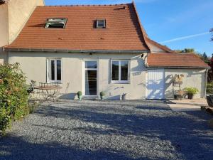 a white house with a red roof and a driveway at Gîte 4 étoiles la Garçonnière in Reugny