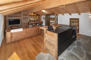 Kuchyň nebo kuchyňský kout v ubytování Pilanous House - Penthouse suite - Swiss Alps