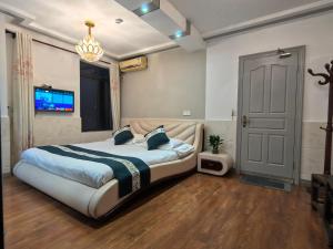 Ein Bett oder Betten in einem Zimmer der Unterkunft 西塘明清雕花大院尊闻堂百寿厅庭院民宿