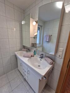 イェルツェンスにあるFerienhaus Lissの洗面台と鏡のある白いバスルーム +35枚の写真