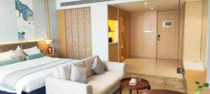 سرير أو أسرّة في غرفة في Century Runhua Hotel