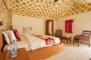 سرير أو أسرّة في غرفة في Royal Jaisalmer Resort with Swimming Pool