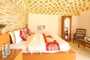 سرير أو أسرّة في غرفة في Royal Jaisalmer Resort with Swimming Pool