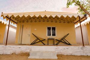 فناء أو باحة خارجية أخرى في Royal Jaisalmer Resort with Swimming Pool