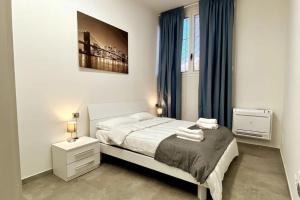 une chambre avec un grand lit avec des rideaux bleus dans l'établissement Reno Apartment, à Casalecchio di Reno