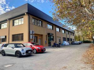 un bâtiment avec des voitures garées devant dans l'établissement Reno Apartment, à Casalecchio di Reno