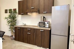 La cuisine est équipée d'un four micro-ondes et d'un réfrigérateur. dans l'établissement Reno Apartment, à Casalecchio di Reno