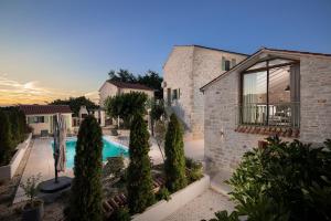 a house with a swimming pool in a yard at Villa Stanza Campitelli for up to 21 people in Central Istria with private pool and pet friendly in Bale