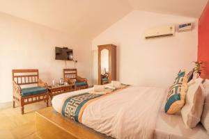 سرير أو أسرّة في غرفة في Royal Jaisalmer Resort with Swimming Pool