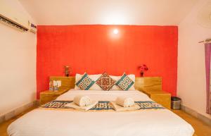 سرير أو أسرّة في غرفة في Royal Jaisalmer Resort with Swimming Pool