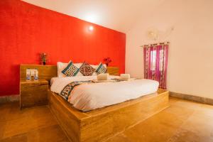 سرير أو أسرّة في غرفة في Royal Jaisalmer Resort with Swimming Pool
