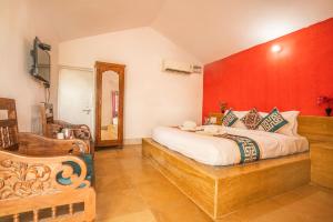 سرير أو أسرّة في غرفة في Royal Jaisalmer Resort with Swimming Pool