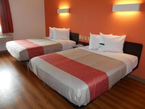 Postel nebo postele na pokoji v ubytování Motel 6-Jourdanton, TX