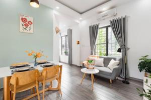 ホーチミン・シティにあるAmieLM Homestay near Airportのソファとテーブルのあるリビングルーム