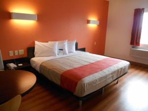 Postel nebo postele na pokoji v ubytování Motel 6-Jourdanton, TX