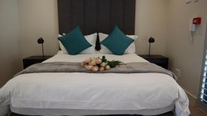 The Wantage Suites客房内的一张或多张床位