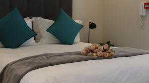 The Wantage Suites客房内的一张或多张床位