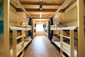 Uma ou mais camas em beliche num quarto em 湯と風の宿 恵比寿