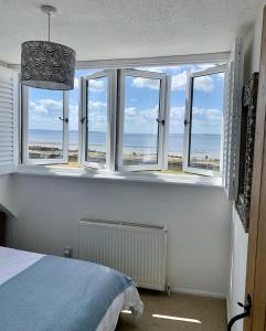 Кровать или кровати в номере Marine Cottage