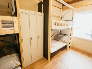 Uma cama ou camas num quarto em 湯と風の宿 恵比寿