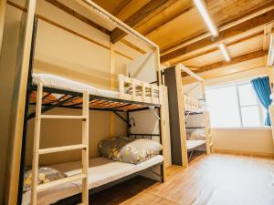 Uma cama ou camas num quarto em 湯と風の宿 恵比寿