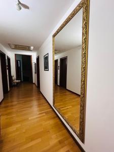 ein großer Spiegel an einer Wand in einem Flur in der Unterkunft MH Hotel Merica in Sommacampagna